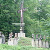  «Город Мучеників» — символічна могила у подвір'ї церкви св. Апостолів Петра і Павла 