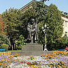  Пам'ятник Т. Г. Шевченкові біля театру 
