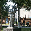  Скульптура матери с ребенком в сквере, ул. Главная 